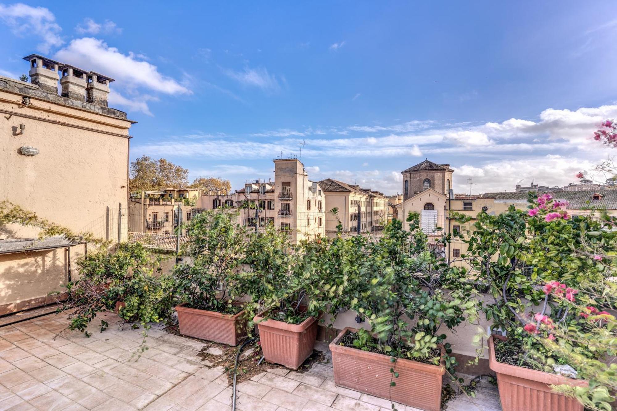 Apartment Trastevere Outstanding 4 Bedroom Terraced Rom